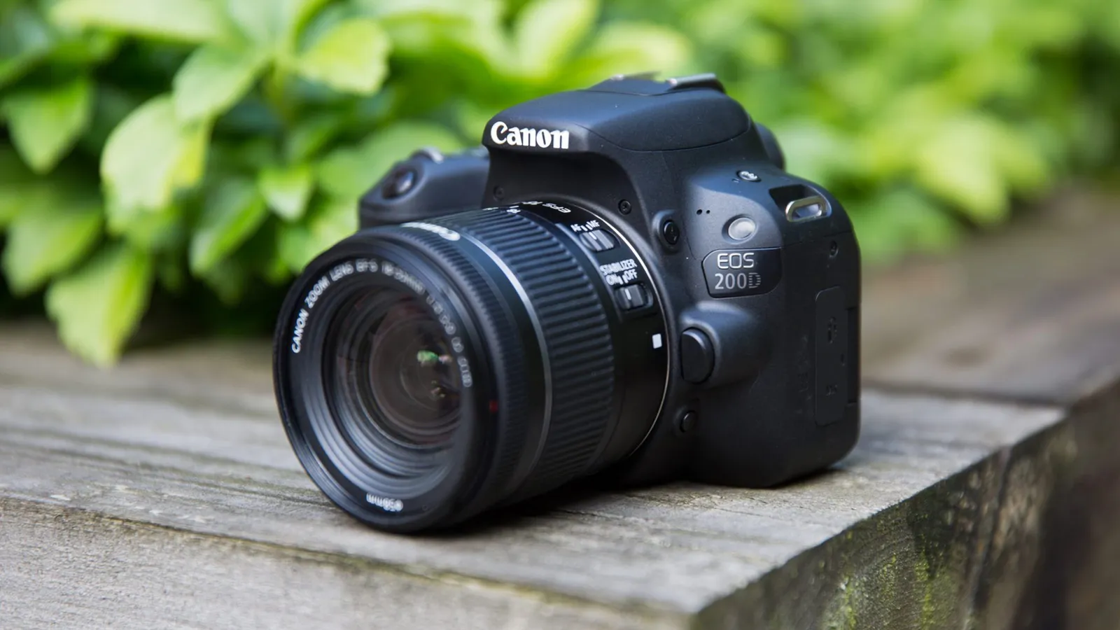 EOS 200D: Máy Ảnh EOS DSLR Nhẹ Nhất Có Màn Hình Có Thể Thay Đổi Góc
