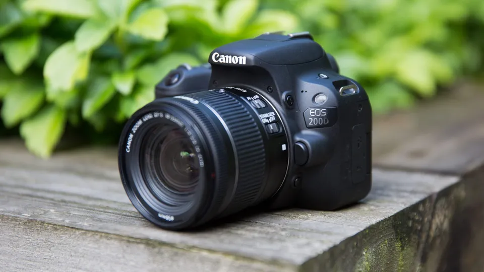 EOS 200D: Máy Ảnh EOS DSLR Nhẹ Nhất Có Màn Hình Có Thể Thay Đổi Góc