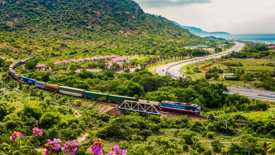 Không cần phải xếp hàng, đã có cách đặt vé tàu về quê ăn Tết nhanh nhất