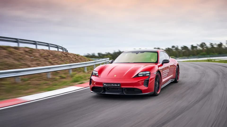 Porsche Việt Nam công bố giá bán của dòng xe thuần điện Taycan
