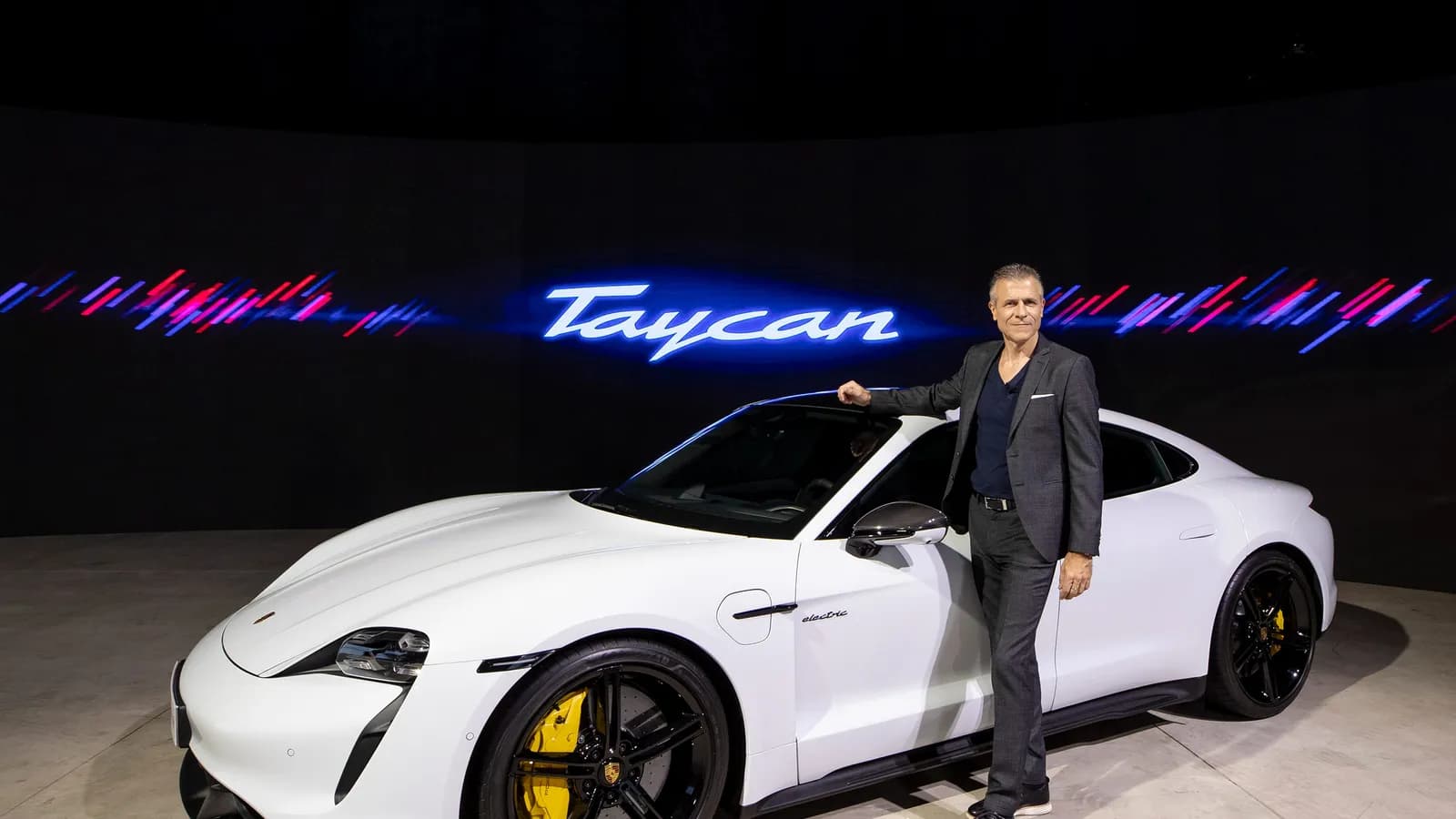 Porsche Việt Nam chính thức giới thiệu xe thể thao thuần điện Taycan