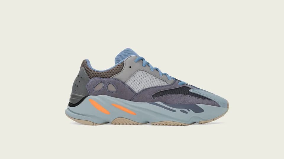 Trên tay adidas Yeezy Boost 700 Carbon Blue: Phối màu đẹp nhất của 2019?