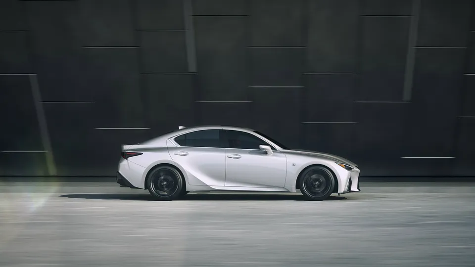 LEXUS IS hoàn toàn mới sắp ra mắt tại Việt Nam