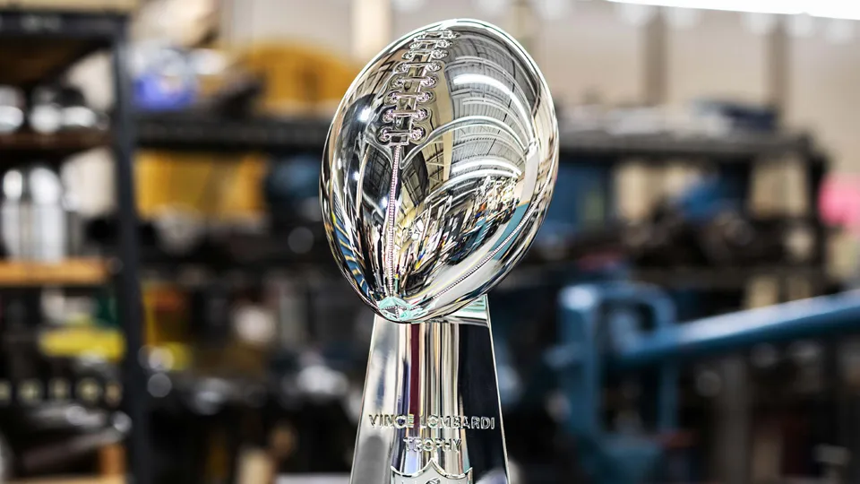 Tiffany & Co. giới thiệu chiếc cúp Vince Lombardi thiết kế cho Super Bowl® LVI, đánh dấu năm thứ 55 đồng hành cùng giải đấu