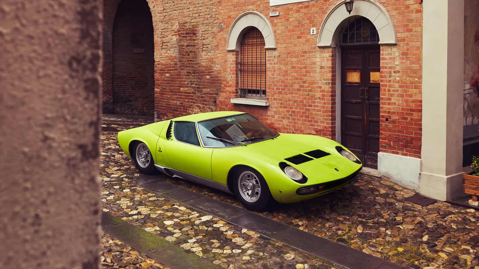 Lamborghini Miura: Tiên phong về động cơ V12 nằm ngang trang bị tại vị trí giữa – sau của thân xe