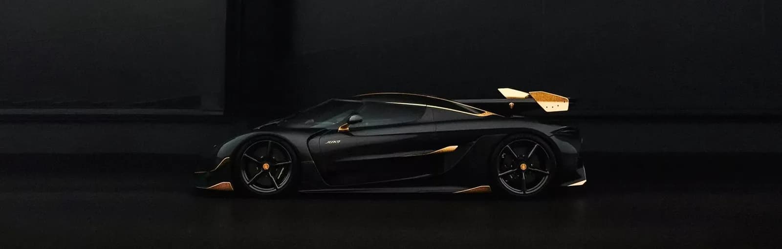 Koenigsegg Jesko Attack: “Quái thú” lấp lánh ánh vàng 24K
