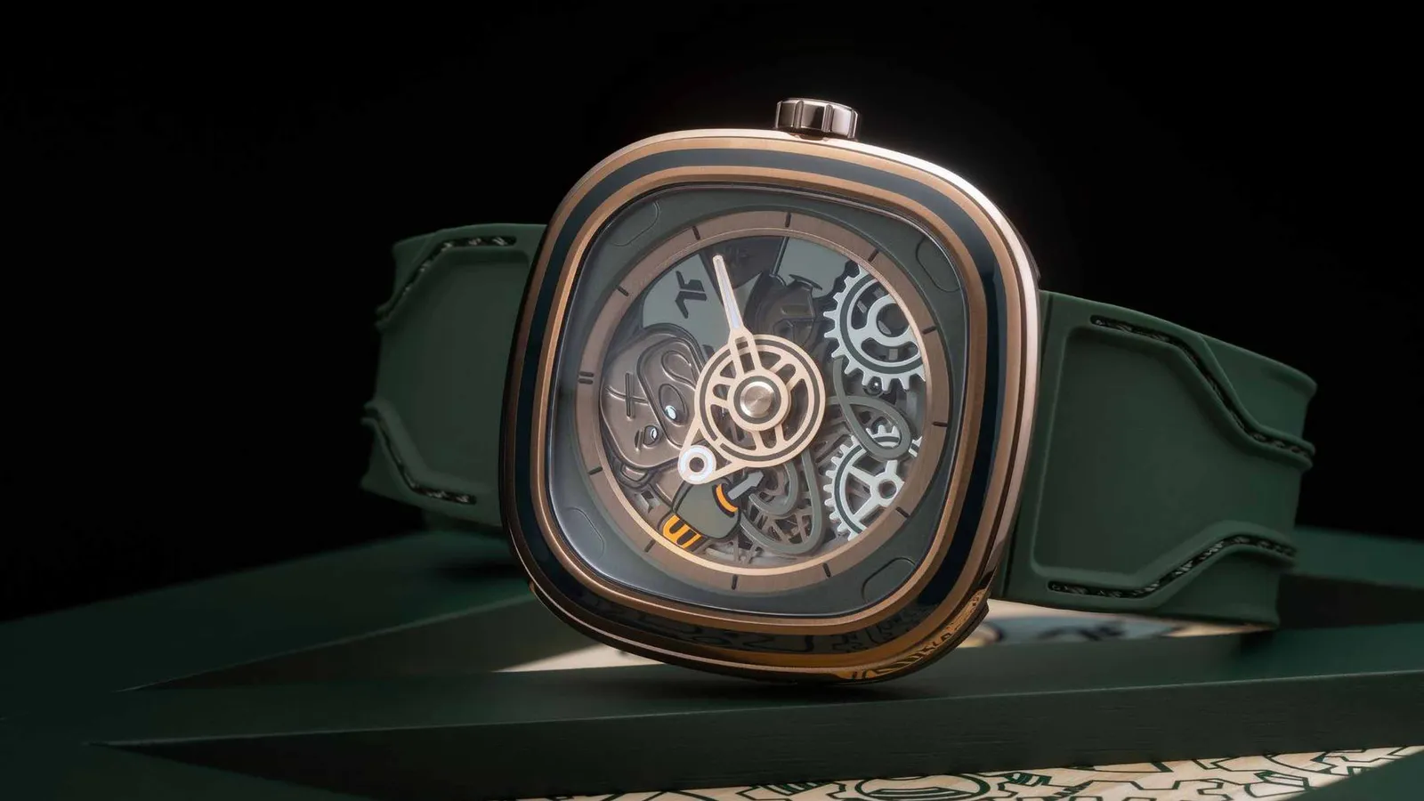 Chú gấu Riley hóm hỉnh trên mặt số đồng hồ SevenFriday T2/07