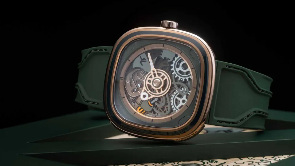 Chú gấu Riley hóm hỉnh trên mặt số đồng hồ SevenFriday T2/07