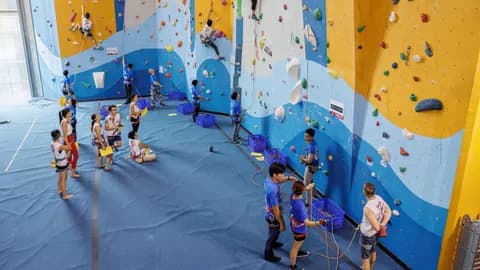 Chinh phục vách núi trong nhà - môn thể thao dành cho những tín đồ mạo hiểm ở các đô thị