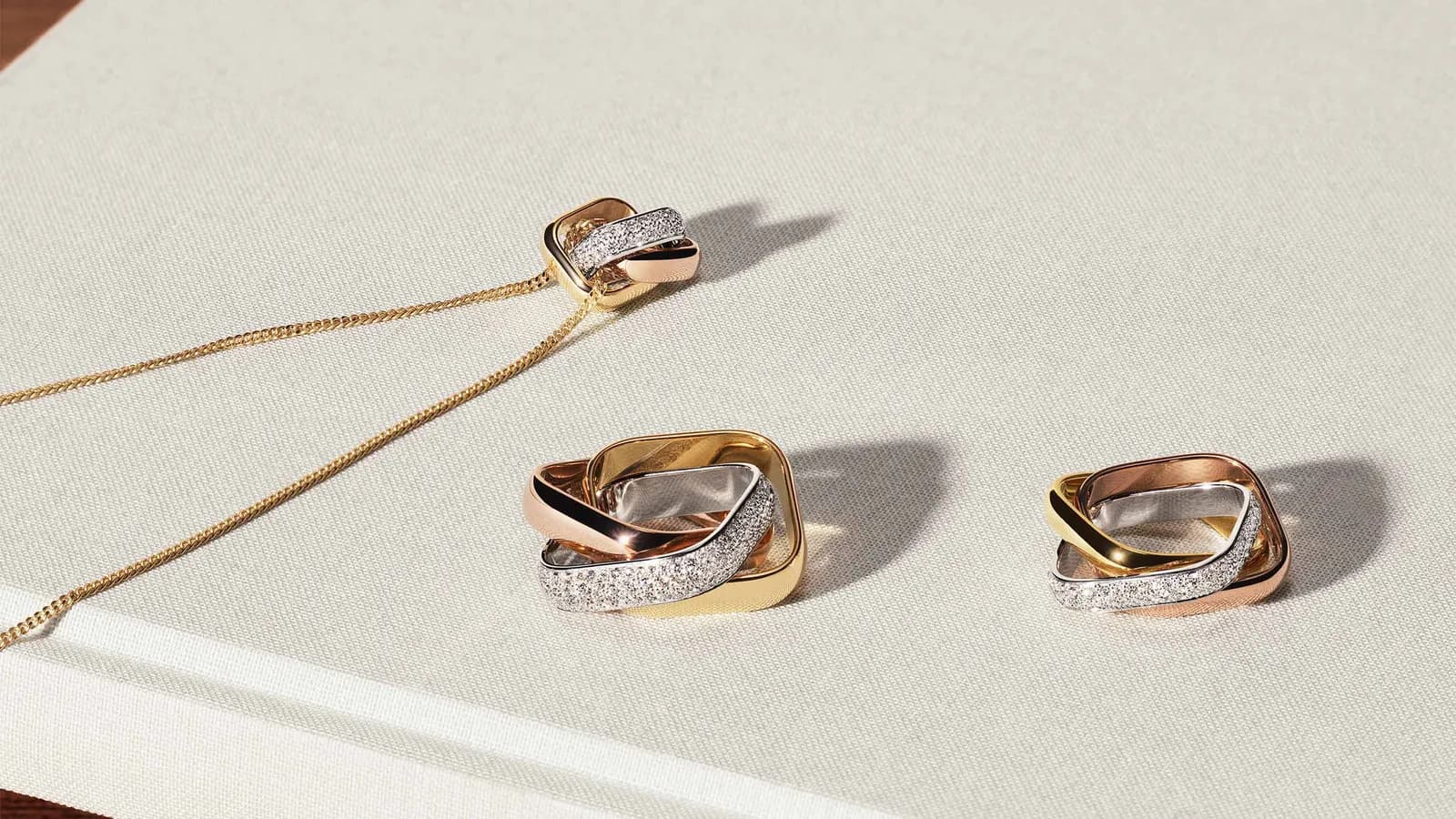 BST Cartier Trinity mới phủ lên lớp da của dã thú và nâng cấp thiết kế bản đệm