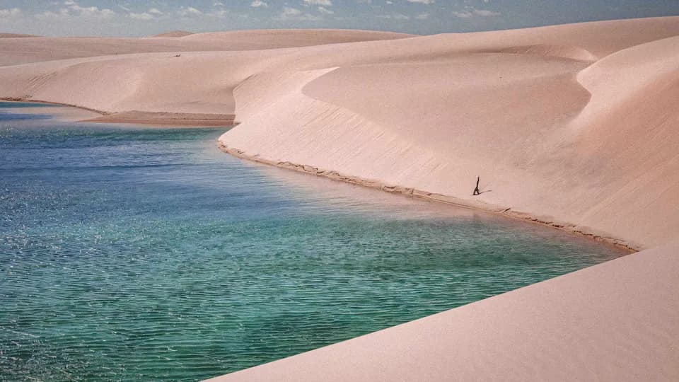 Đến Brazil, khám phá sa mạc có hàng ngàn hồ nước “đổi màu”